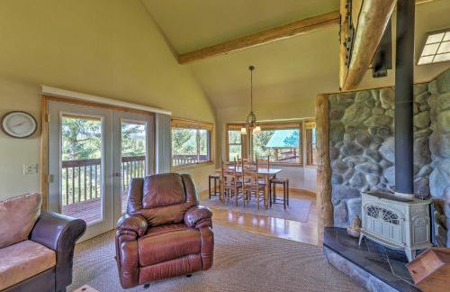 Quiet Trego Resort Home with Lake, Pavilion and Trails - Foto 6