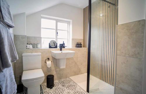 Stylish 2 Bedroom Cottage With Hot Tub And Parking - Foto 13