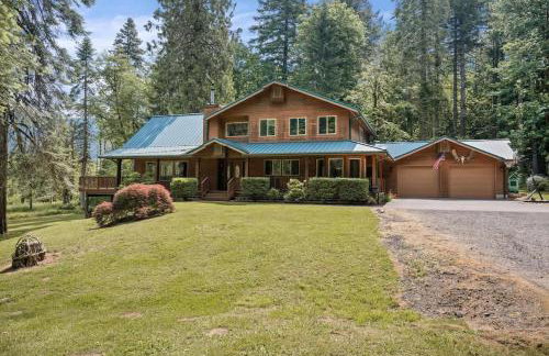 Iron Mountain - Spacious Secluded Lodge with Hot Tub & Game Room - Photo 80