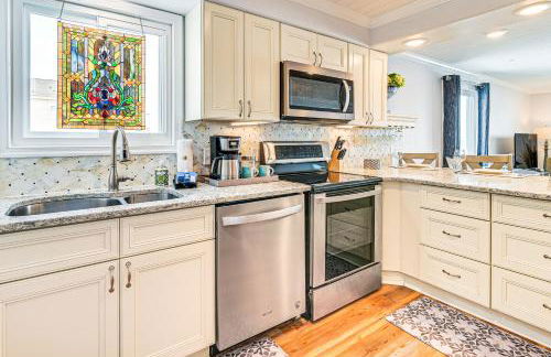 On-The-Beach Escape Oceanfront in Surfside! - Foto 7