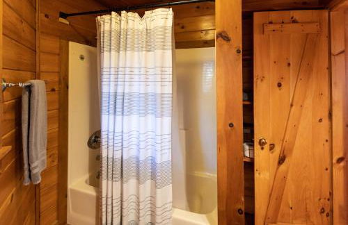 Spring by the Creek - Hot Tub - Game Room - Fishing - Foto 28