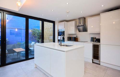 Behind the Blue Wall - Foto 14