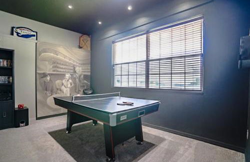 Luxurious 9BR Themed SE Facing Pool Hot Tub Theater Game Room BBQ 2 miles Disney - Foto 40