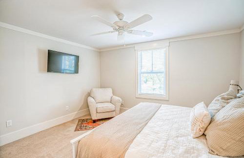 NEW LISTING Six Bedrooms - Private Dock - Steps to the Beach - Sleeps 14 - Foto 56