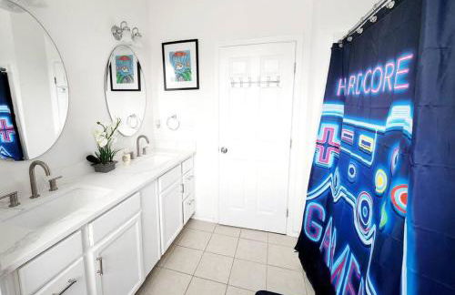 Newly remodeled 5BR 3BA w/pool 16 ppl - Photo 63