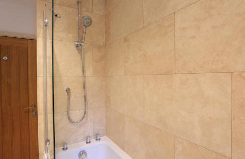 Courtyard Cottage - Photo 23