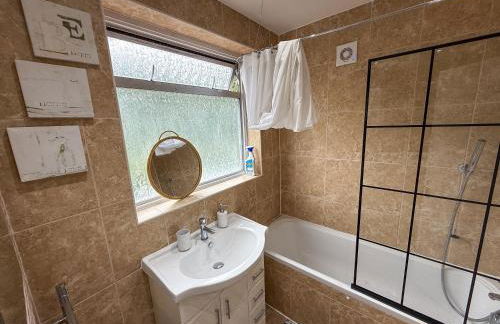 Bassetts House - Spacious! - Sleeps 7 - Close to PRUH Hospital - Free Parking - Photo 24