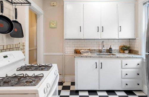 Downtown Beverly|KING BED|Minutes to Salem+Train - Photo 17