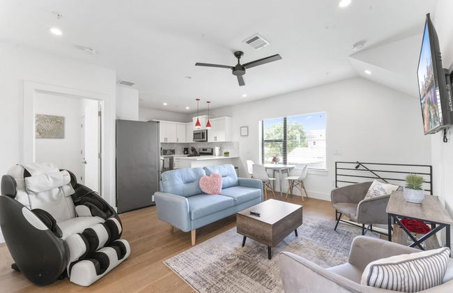 East Downtown 3BR Condo Free Parking Sleeps 7 - Foto 1