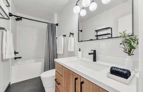 3BR Reno Retreat · Swim Spa & Spring Sunshine - Foto 10