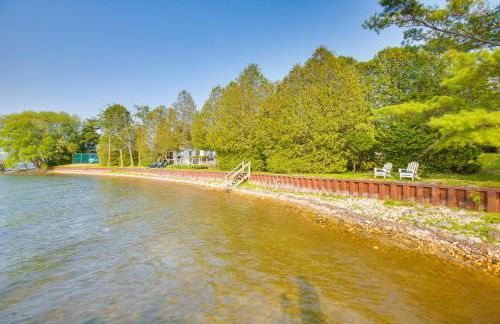 2 Living Areas, Tennis! Waterfront Suttons Bay Gem - Foto 37