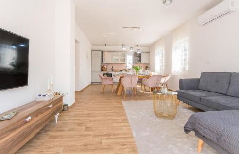 3 Bedroom Cozy Home In Sikovo - Foto 18