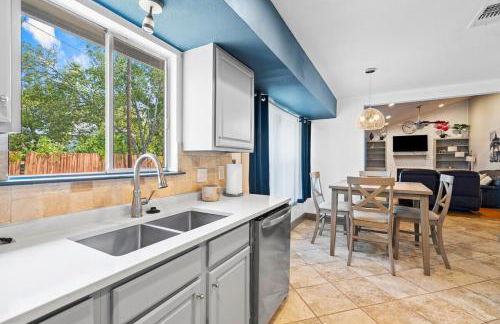 Spacious 4BR w Fenced Yard - Foto 9