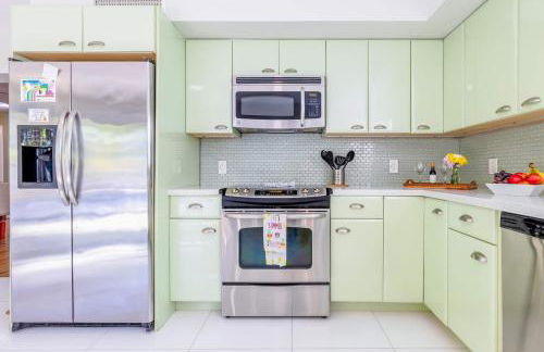 Fun Family-Friendly Poolside Escape Near Beach - Foto 5