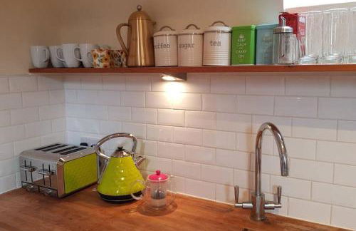 Unique 3 b'room house + free parking /city centre - Photo 17