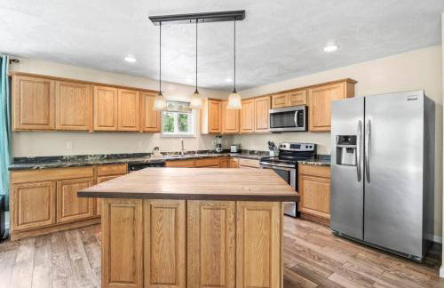 Hot Tub! LRG Home! Sleeps 24!Near Ithaca! Dogs OK - Foto 22
