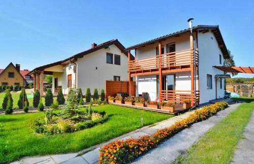 Lakeside holiday home, private garden - Photo 1