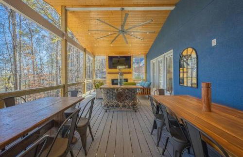 Large Luxury House, King Beds and More, Hot Tub, Theater, Fireplace, Game Room, Ping-pong, Pool Table, Air Hockey, Arcade, River, Big Kitchen, Nice Porch, Quiet, Good for Families and Large Groups, Near UGA Golf Course, Close to UGA & Stanford Stadium - Photo 25