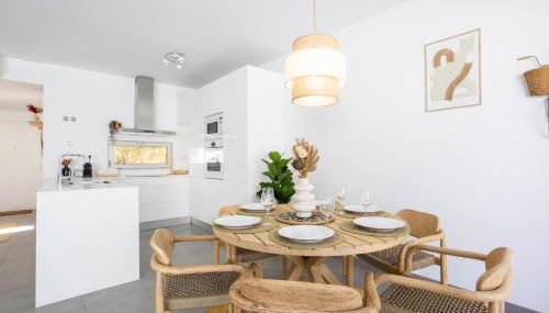 Stylish 3-Bedroom Villa Haven with a Private Pool - Photo 3, stove, toaster, minibar