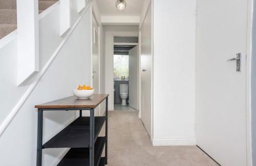 Beautiful Orpington Home w Pool Table and Driveway - Photo 17