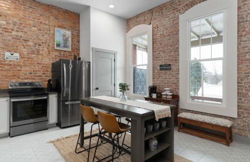 Private Boutique Getaway - Fireplace & Soaking Tub - Downtown Loft - by Cross-Key Vacation Rentals - Photo 9