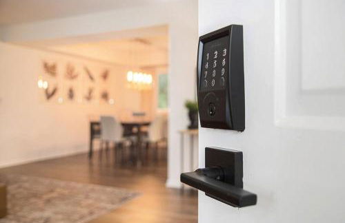 Cozy & Elegant Gem Fenced Yard BBQ & Games - Foto 46