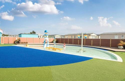 Spacious 6 Berth Caravan with Decking - Photo 19