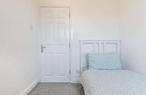 Awesome Coventry Home for Business Contractors and Suitable for families with Free Parking 14mins from NEC - Foto 13