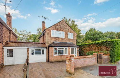 Woking -Garden Driveway Parking 4Bed - Photo 1