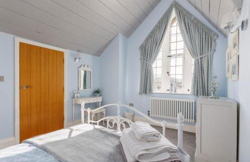 The Old Abbey Farmhouse - Stay at Quarr Abbey Monastery - Pet-Friendly Farmhouse with History & Countryside Views, surrounded by woodland & nature - Photo 24