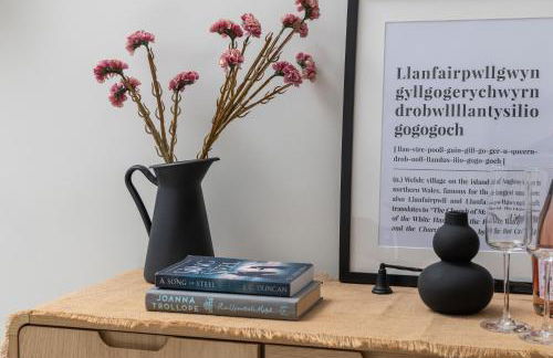 Stunning 1 Bedroom Apartment in a Converted Chapel - Free Parking, Smart TV, Fast WiFi and Self-Check-In by Yoko Property - Foto 21