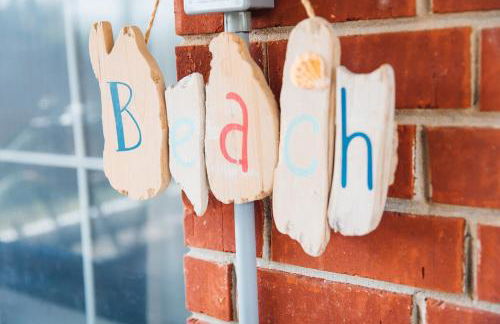 Golden Hour Getaway- Guest Favorite, 2 Min to Beach, Seasonal Pool & Arcade - Foto 42