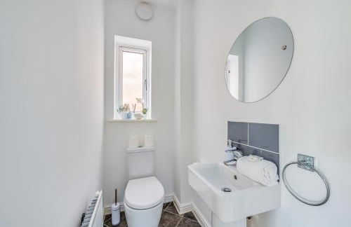 Beautiful Detached House with Driveway Parking, Study Room, Spacious Garden, Smart TVs and Fast Wifi by Yoko Property - Photo 26