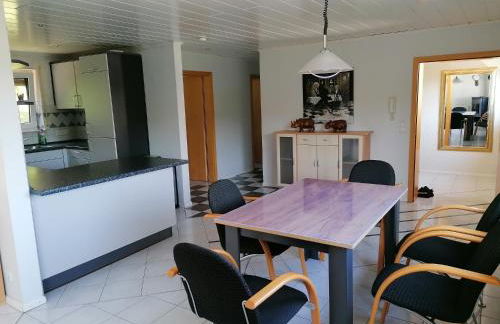 Ferienhaus Stein, TOP Monteurwohnung, sehr groß, 4 Einzelzimmer, Doppelzimmer, Übernachtung bis zu 8 Personen möglich - Foto 1