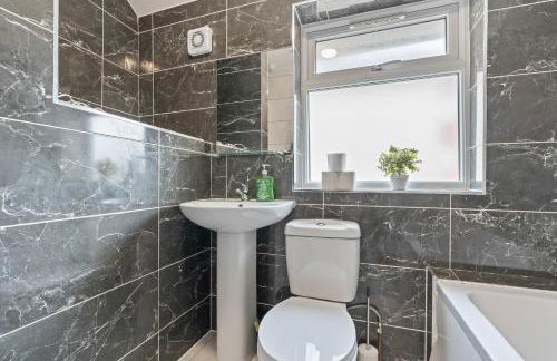 Centrally Located 4BR House By Hyped Properties Short Term Rental Agency With Free Parking Wolverhampton - Foto 47