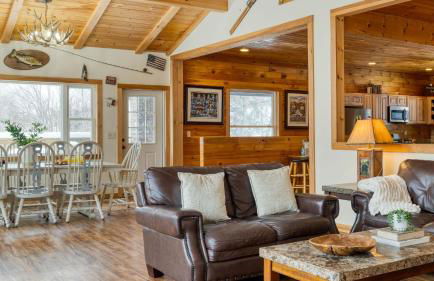 Mins to Hunter Mountain • Sleeps 36 • Pool Spa Games Bar Cozy Peaks Lodge by AvantStay - Foto 7