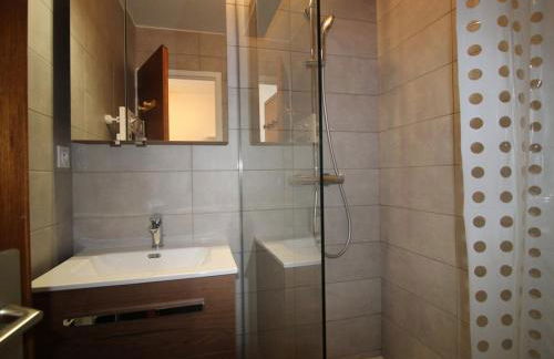 Studio Cabine Rénové au Pied des Pistes avec Balcon - Auris en Oisans - FR-1-297-157 - Foto 9