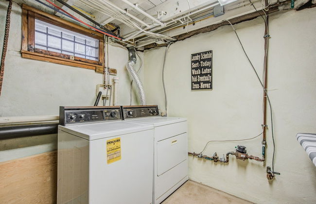 5bddowntown Victorian Charmhot Tub, Firepit - Photo 22