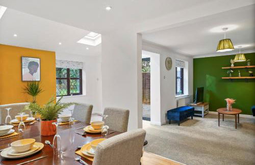 Beautiful 5 bedroom house in Stone, Aylesbury, Free parking - Foto 1