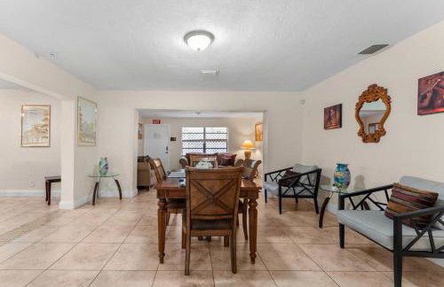 Spacious 5BR Home with Pool, Near Downtown & Beach - Foto 14