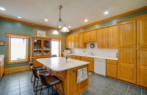 Spacious McArthur Home Private Hot Tub and Pond! - Photo 10