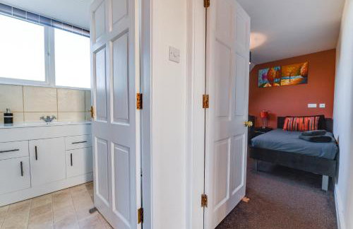 3 BR Home l Free Parking l 5 Guests l Garden l Long Stays l - Foto 27