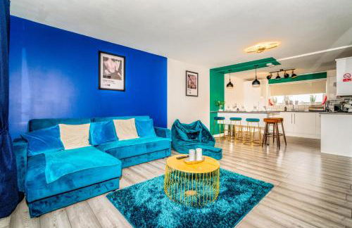 Sleek and Stylish 3 Bed in Greenock - Sleeps 8 - Photo 1