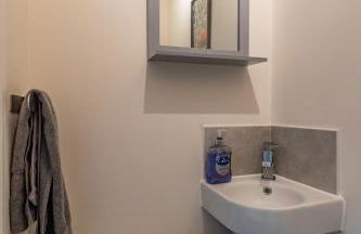 Walk to Liverpool Airport - Luxury Stay with EV Charge - Fast WiFi - Foto 50