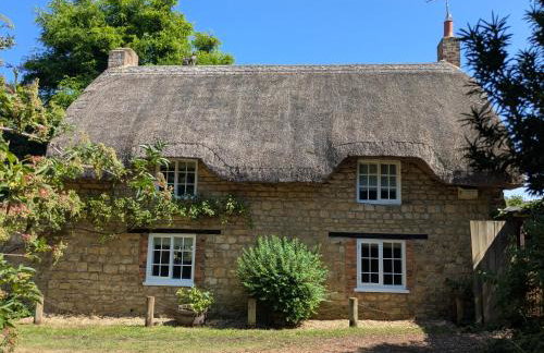 Period Thatched Cottage Towcester - Photo 1