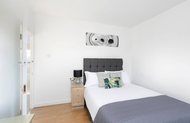 Skyvillion - Enfield 4bed House W Garden & Parking - Photo 16