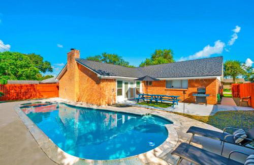 Amazing 4BR 2BA Winter Home with Pool & Game-Movie Room - Foto 39