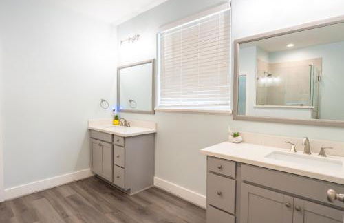 Noisywaves - Beachfront Paradise with Hot Tub, Yard, and Game Room - Foto 26