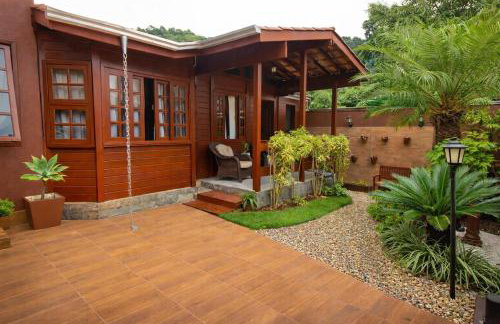 Casa com Piscina e Jardim, Próxima da Praia Brava - Foto 11