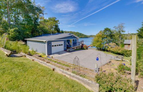 Radford Home with Wraparound Deck! - Foto 28